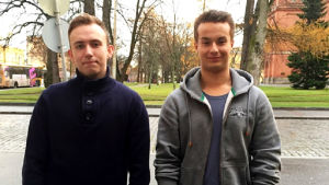 Emil Vuorenlinna och Arthur Österholm har testat att skriva studentprov på dator. Två pojkar
