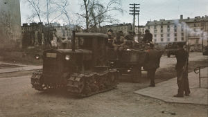 Krigsbytestraktor och fångar i Viborg 1941. Krigsbytestraktor och fångar i Viborg 1941.