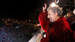 Plácido Domingo vilkkuttaa yleisölle