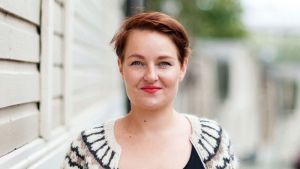 Grekerna har stora utmaningar på Lesbos, men också det finska systemet sätter käppar i hjulet, konstaterar Katja Mannerström som är chef för samhällsrelationer på Finlands Flyktinghjälp. Katja Mannerström är chef för samhällsrelationer på Finlands Flyktinghjälp
