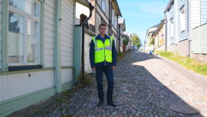 Peter Ekstam vid en av de avloppsbrunnar där råttfällor varit placerade. Peter Ekstam.