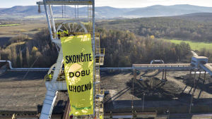 Banderollen hängdes i ett torn. Greenpeace-banderolll på ett torn i ett kolkraftverk i Slovakien.