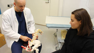 Kari Kangassalo, specialistläkare, och Veera Paatero, 14-årig patient från Salo. Kari Kangassalo, specialistläkare, och Veera Paatero, 14-årig patient från Salo.