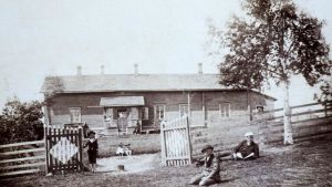 Förstås ville man också då som nu ibland ha lite ro från de andra i familjen och efter en lång vinter körde mammorna gärna ut barnen på gården för att leka. Lapsia talon edustalla 1800-luvulla.