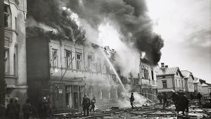 Otaliga luftalarm hade ljudit i december men nu var det allvar då huset på Trädgårdsgatan 40 stod i lågor En trähusbrand släcks efter bombningar under vinterkriget i Åbo.