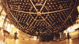 Det är här i Sudbury Neutrino Observatory i Kanada, som Nobelpristagaren Arthur McDonald har kunnat visa att neutriner har massa. Sudbury Neutrino Observatory 2008