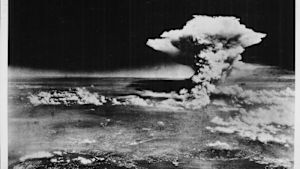 Omöjligt utan vingar Fotografi av atombom,ben över Hiroshima.