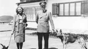 Hitler och hans älskarinna Eva Braun, här vid Berghof i de bayerska alperna. Adolf Hitler och Eva Braun vid Berghof nära Berchtesgaden