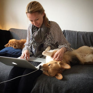 Mikaela Sonck undviker att lämna sina hundar ensamma genom att föra dem till ett hunddagis. Mikaela Sonck.