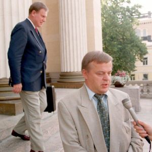 Raimo Sailas intervjuas på Ständerhusets trappa år 1996, Paavo Lipponen passerar. Raimo Sailas intervjuas på Ständerhusets trappa, Paavo Lipponen går förbi.