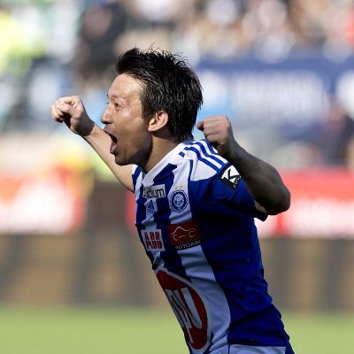 HJK:n Atomu Tanaka juhlii maalia.