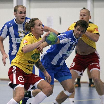 Andreas Rönnbergin (vas.) 11 maalia miellyttivät Riihimäen Cocksin kannattajia Tampereella.