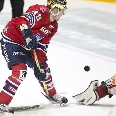 HIFK:n Teemu Ramstedt tekee uskomattoman 2-0-maalin JYPin verkkoon SM-liigan 3. välierissä