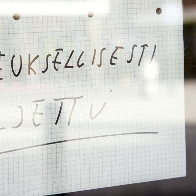 Poikkeuksellisesti suljettu -lappu ravintolan ikkunassa.