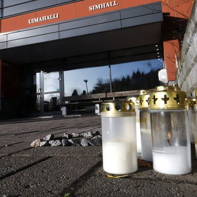 Kynttilöitä Porvoon uimahallin edustalla 6. marraskuuta 2020.
