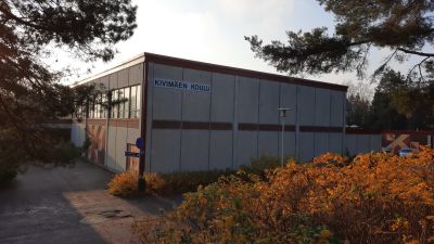 Stenbacka skola i Vanda i höstljus.