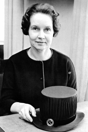 Inkeri Anttila oli ensimmäinen nainen oikeustieteen professorina ja oikeusministerinä. Inkeri Anttila tohtorin hatun kanssa.