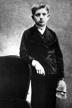Nuori Jean Sibelius alakouluikäisenä valokuvaajalla