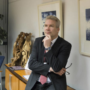 Kriminalöverkommissarie Timo Piiroinen leder Centralkriminalpolisens Cyberbrottsbekämpningscentral. Han berättar att polisen har utvecklat metoder för att följa den virtuella valutan bitcoin. Kriminalöverkommissarie Timo Piiroinen leder Centralkriminalpolisens Cyberbrottsbekämpningscentral