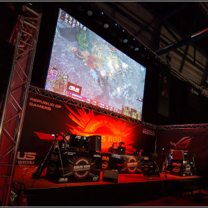Starcraft 2 -ottelu Assembly Winter 2014 -tapahtumassa.