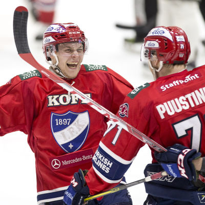 Joonas Rask och Juuso Puustinen firar mål, april 2016.