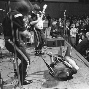 The Renegades soittaa, solisti Kim Brown makaa selällään lavalla.
