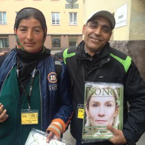 Personer som säljer tidningen Iso Numero ska bära försäljarlegitimation. Ioana Silion från Rumänien och Momchil Tomov från Bulgarien säljer Iso Numero
