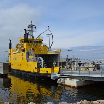 Meriluoto-lautta rannassa