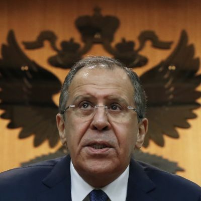 Hengettömiin silmälaseihin ja tummaan pukuun sonnustautunut Venäjän ulkoministeri Sergei Lavrov piti tiedotustilaisuutensakaksoikotkalla koristetun Venäjän vaakunan edessä.