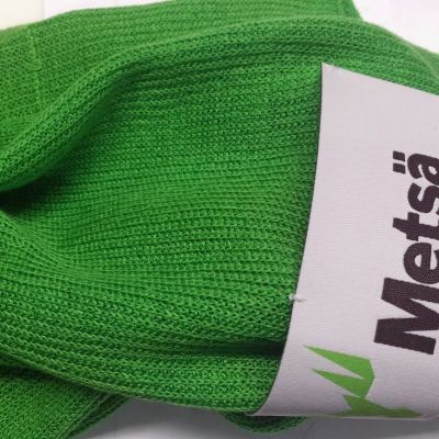 Sellusta tehty huivi mediapäivässä Äänekosken biotuotetehtaalla helmikuussa 2016.