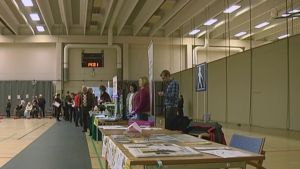 Också i Ekenäs bollhall används ridåväggar för att dela upp hallen. Väggen skymtar till höger i bild. Bod vid Seniorsvängen-evenemanget