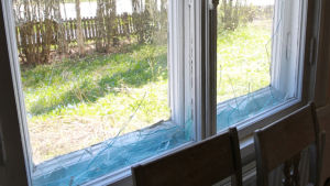 Fönstren är sönderslagna inifrån. Sönderslagna fönsterrutor i Villa Soltuna i Nickby