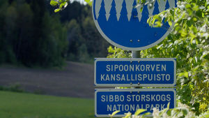 Sibbo storskog blev ett nationalparksområde 2011. Vägskylt som markerar Sibbo storskogs nationalparksområde.