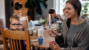 Som ung drömde Amanda om ett “märkvärdigt” liv. I dag vill hon leva ett litet liv på ett stort sätt. Läsambassadören Amanda Audas-Kass matar pojke vid matbordet.