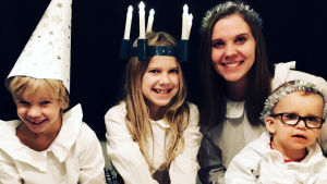 Amanda tillsammans med sina barn Ingrid, Arvid och Hilde, julen 2018. Amanda Audas-Kass tillsammans med sina barn Ingrid, Arvid och Hilde, julen 2018. Alla är klädda som Lucia, tärnor och stjärngossar.