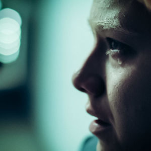 Huvudpersonen i serien Noia får ångest och paranoia precis som Camilla fick när hon tog droger. Huvudpersonen från serien Noia i profil. En tår rinner ner för kinden.