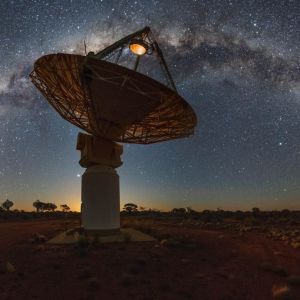 ASKAP-radioteleskooppi tähtitaivaan alla