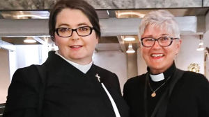 Bild från prästvigningen i Borgå domkyrka, våren 2018. Katarina tillsammans med sin vän och mentor, sjukhusprästen Maria Wirén. Katarina Gäddnäs poserar på sin prästvigning tillsammans med sjukhusprästen Maria Wirén.