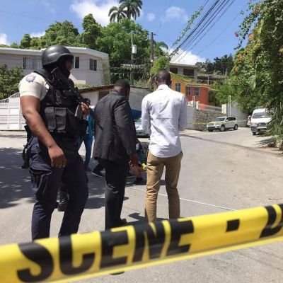 Polistejp med texten "Crime scene, do not cross" utanför presidentens bostad i Haiti.