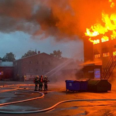 Liperin Mylly liekeissä aamyöllä Pohjois-Karjalan Liperissä 5. kesäkuuta.