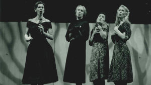 Åsa Karlsson (idag Salvesen), Åsa Nybo, Nina Hukkinen och Marika Parkkomäki. Scen ur föreställningen Härlig är jorden.