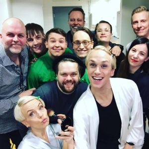 Glada stämningar backstage före konserten. Niklas Rosström (längst till vänster) är en av medproducenterna tillsammans med Lani Nordlund (längst till höger). På bilden bl.a humorgruppen KAJ, regissören Roine Söderlundh (längst bak) samt konferenciererna Baba Lybeck och Christoffer Strandberg. En gruppbild backstage av bl.a Christoffer Strandberg, Baba Lybeck, Niklas Rosström och Humorgruppen KAJ.