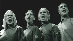 70-talsaktivism. Hellen Willberg, Åsa Karlsson (idag Salvesen), Oskar Silén och Max Bremer. Scen ur föreställningen Härlig är jorden.
