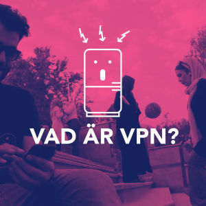 En ung man från Iran sitter på en trappa och spelar Pokemon Go på sin mobiltelefon. På bilden syns också vit text "Vad är VPN?" och en vit logo med texten "Vetamix - Kunskap för alla", samt  en vit ikon med en förvånad mobiltelefon.