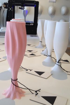 3D-printern kan också skriva ut champagneglas. 3D-printern kan också skriva ut champagneglas.