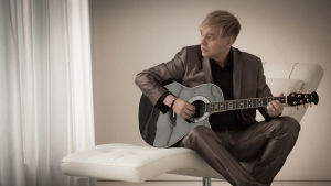 Musiken har alltid betytt mycket för Kurre, som bäst jobbar han med sitt åttonde album som kommer ut senare i år. promofoto på Kurre Westerlund som sitter och spelar på gitarr.