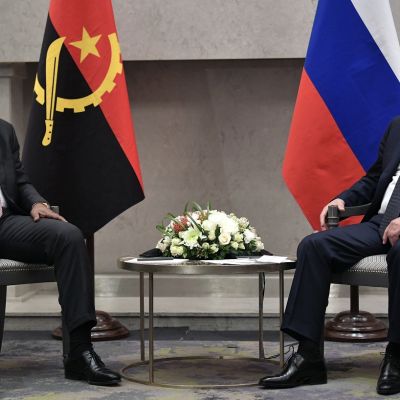Vladimir Putin ja João Lourenço Angolan ja Venäjän lippujen edessä
