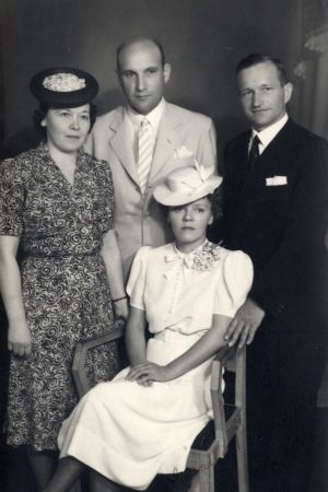 Hanna och Tuure Hietala gifte sig i Buenos Aires. Hanna i mitten och Tuure till höger. Paret fick två söner – Reino och Vilho. Hemspråket var finska. Hanna och Tuure Hietalas bröllopsfotografi.