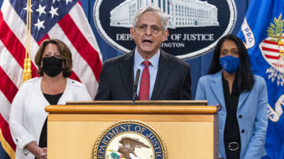 USA:s justitieminister Merrick Garland står på ett podium och talar.