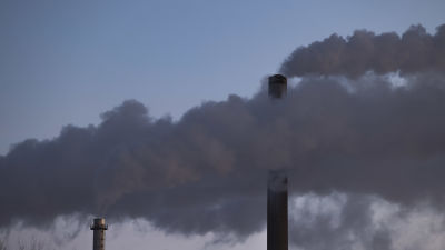 Rökmoln som bolmar ut ur ett av Fortums värmekraftverks pipor.
